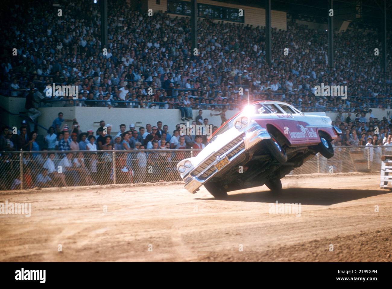 SACRAMENTO, CA - AOÛT 1958 : une voiture roule sur deux pneus lors d'un salon automobile à la foire de l'État de Sacramento circa août 1958 à Sacramento, Californie. (Photo de Hy Peskin) Banque D'Images
