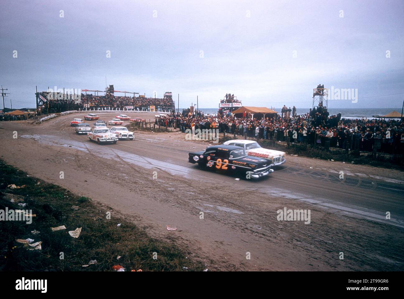 DAYTONA BEACH, FL - 26 FÉVRIER : Herb Thomas dans les courses de voitures Chevrolet #92 pendant le Daytona Beach et Road course le 26 février 1956 à Daytona Beach, Floride. (Photo de Hy Peskin) *** Légende locale *** Herb Thomas Banque D'Images