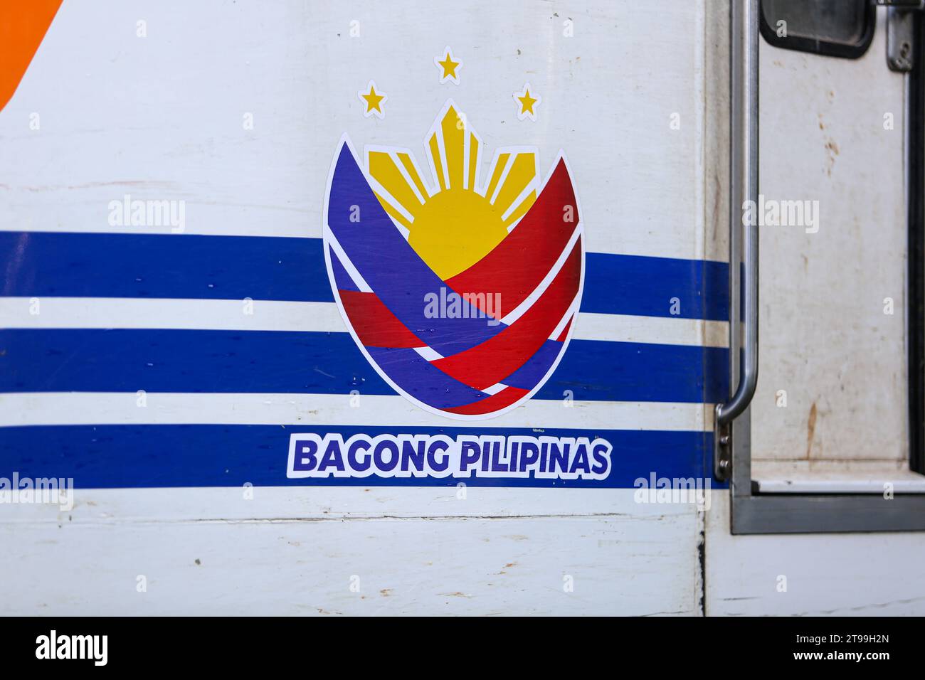 Manille, Philippines. 24 novembre 2023 : logo de la stratégie de marque et de communication du gouvernement philippin “Bagong Pilipinas” publié sous la présidence de Bongbong Marcos affiché sur un train des chemins de fer nationaux philippins (PNR) qui célèbrent aujourd’hui son 131e anniversaire. Les Philippines mettent en œuvre un projet ambitieux d’expansion ferroviaire qui implique l’arrêt des opérations pendant 5 ans dans la région de la capitale nationale (Metro Manila) à partir de janvier 2024, pour laisser place à la construction du projet North-South Commuter Railway (NSCR). Crédit : Kevin Izorce/Alamy Live News Banque D'Images