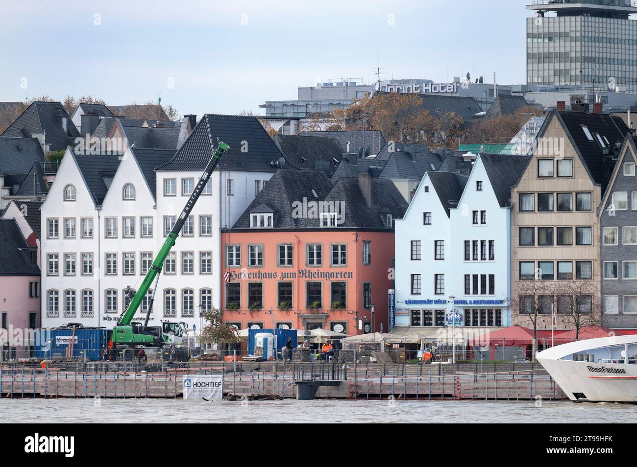 Cologne, Allemagne novembre 22 2023 : inondation sur le rhin devant la vieille ville de cologne Banque D'Images