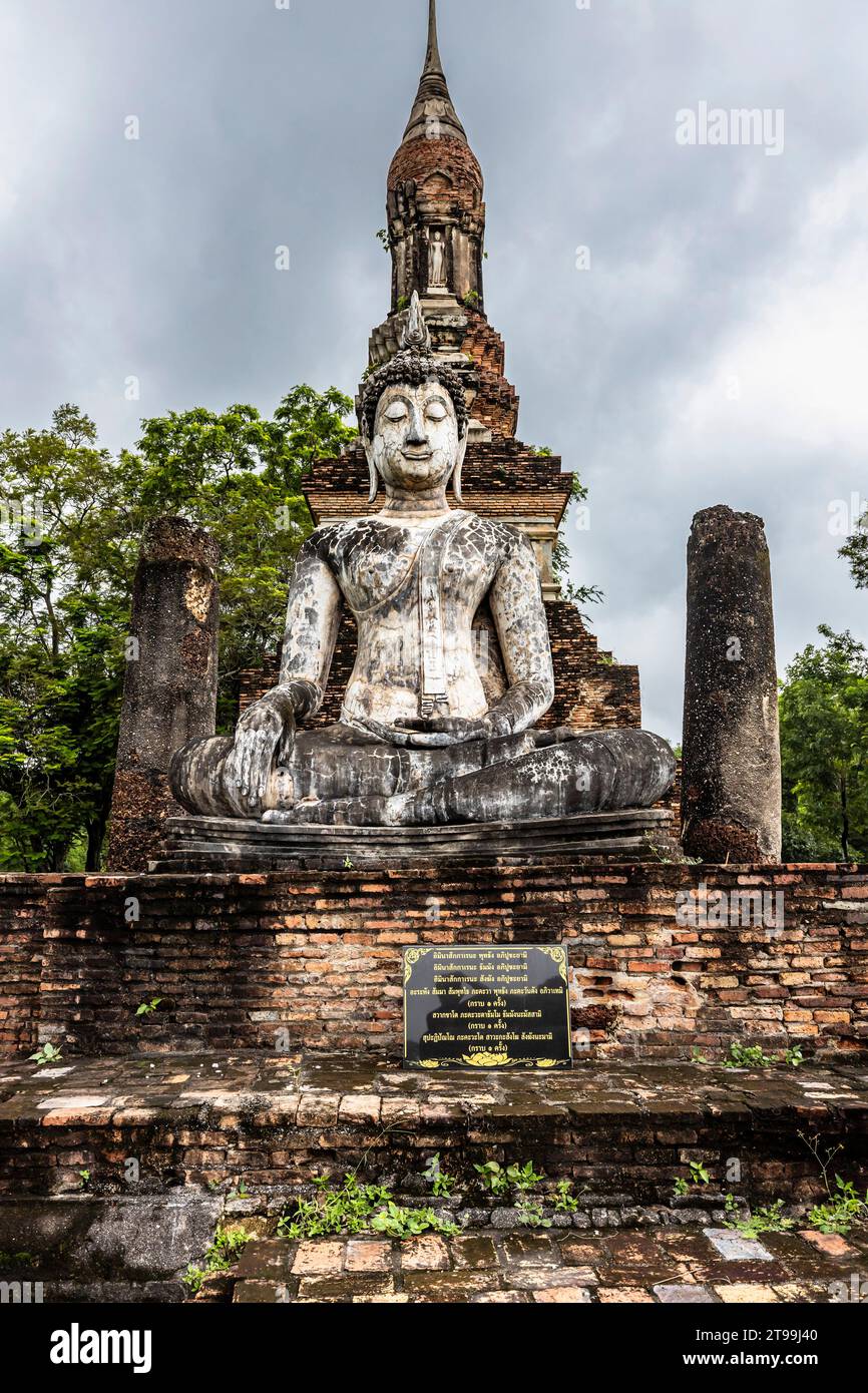 Parc historique de Sukhothai, Wat Mahathat, méditation Bouddha statue du sanctuaire principal, Sukhothai, Thaïlande, Asie du Sud-est, Asie Banque D'Images