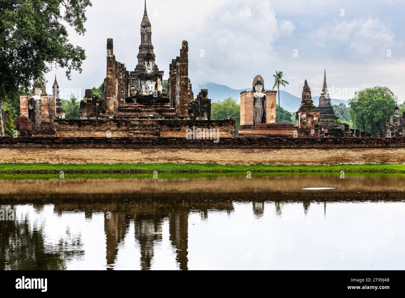 Parc historique de Sukhothai, Wat Mahathat, étang et temple principal, Sukhothai, Thaïlande, Asie du Sud-est, Asie Banque D'Images