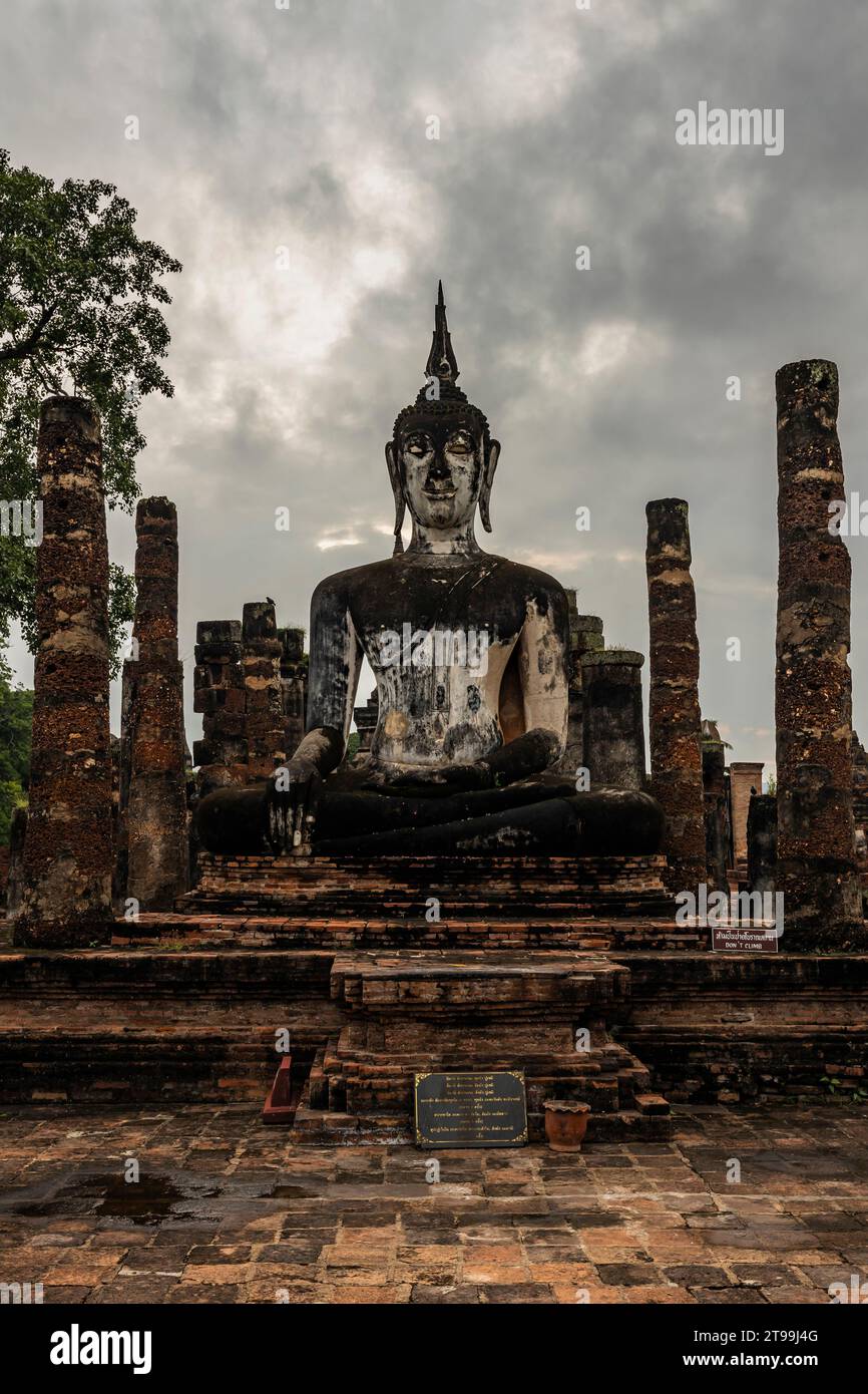 Parc historique de Sukhothai, Wat Mahathat, méditation Bouddha statue du sanctuaire principal, Sukhothai, Thaïlande, Asie du Sud-est, Asie Banque D'Images