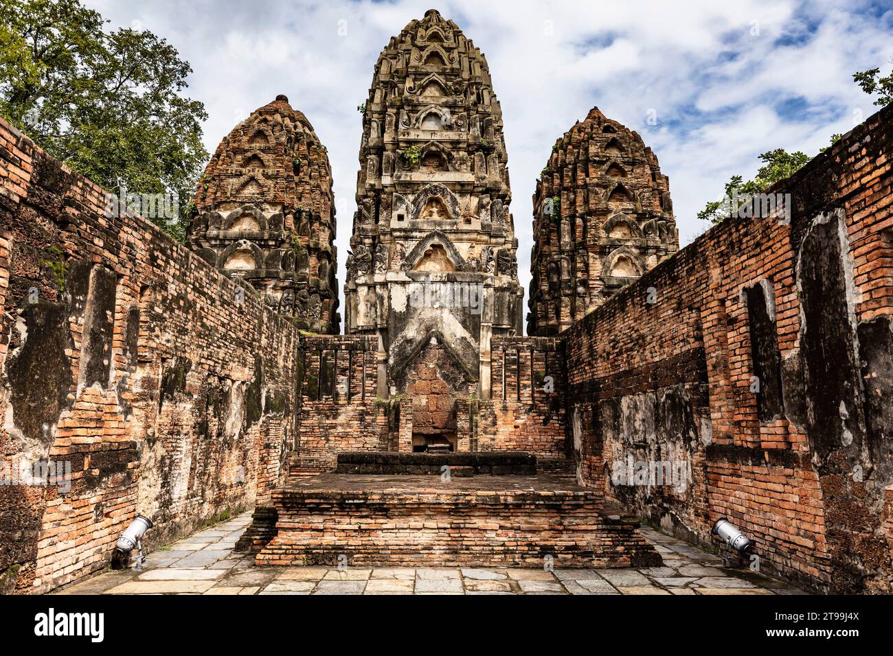 Parc historique de Sukhothai, Wat si Sawai, salle principale avec trois pagodes, style khmer, Sukhothai, Thaïlande, Asie du Sud-est, Asie Banque D'Images