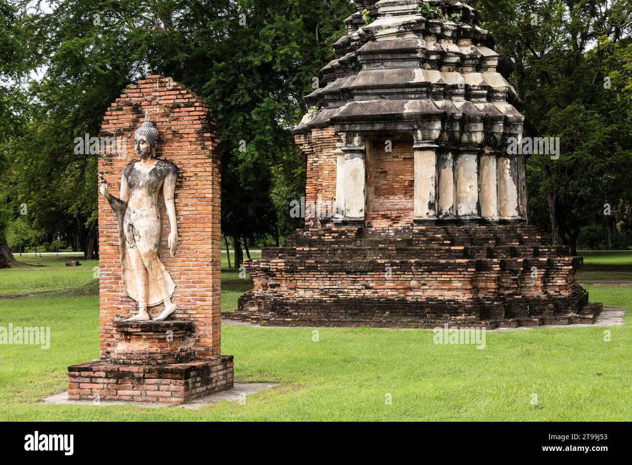 Parc historique de Sukhothai, Wat Traphang Ngoen, statue de Bouddha debout en stuc, Sukhothai, Thaïlande, Asie du Sud-est, Asie Banque D'Images