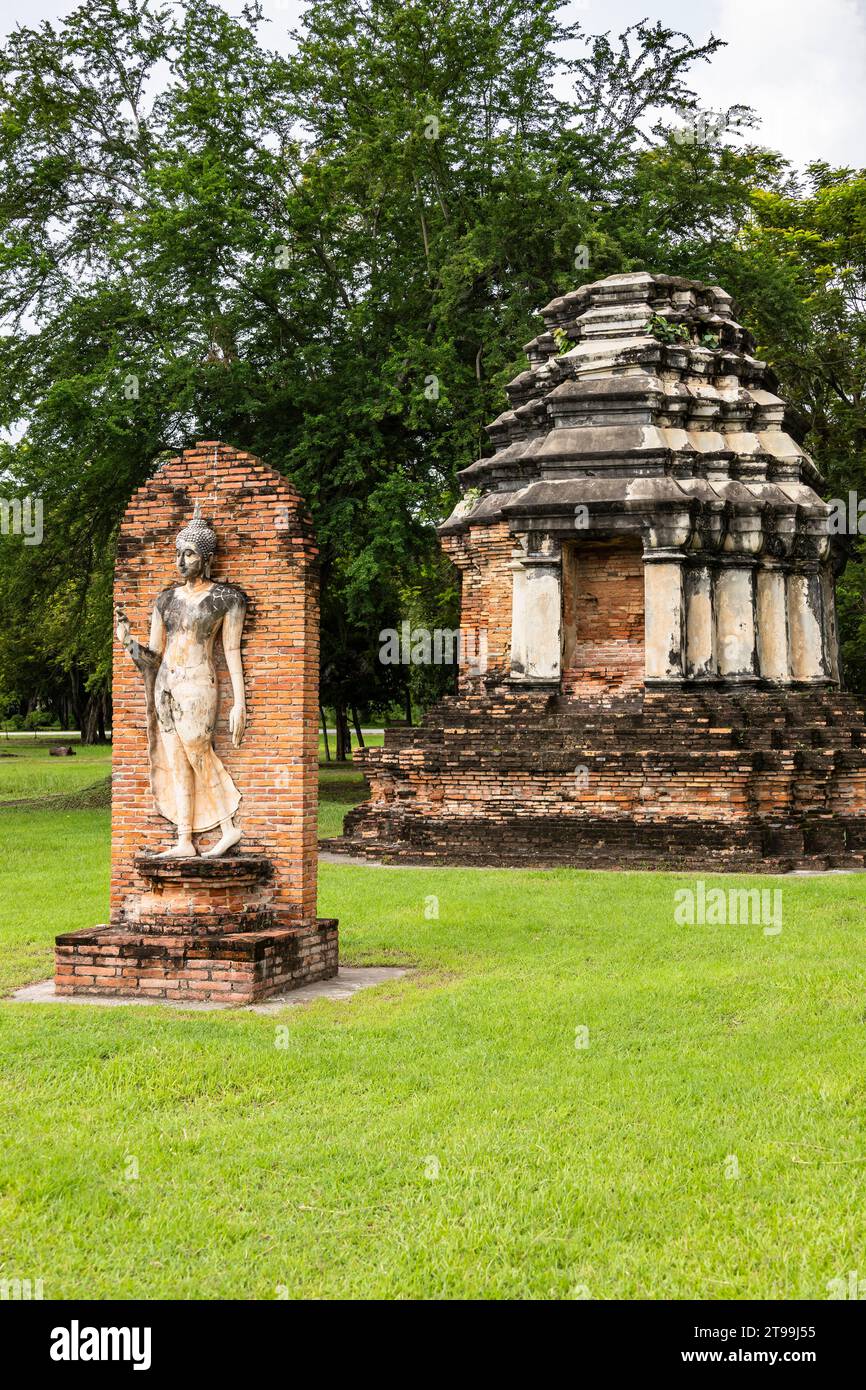 Parc historique de Sukhothai, Wat Traphang Ngoen, statue de Bouddha debout en stuc, Sukhothai, Thaïlande, Asie du Sud-est, Asie Banque D'Images