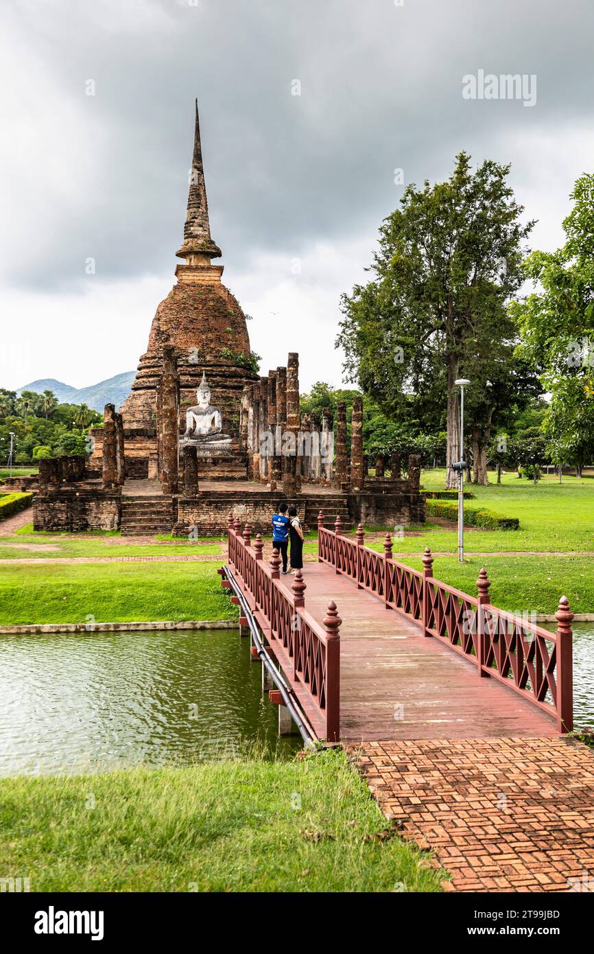 Parc historique de Sukhothai, Wat sa si, Stupa et statue de Bouddha, Sukhothai, Thaïlande, Asie du Sud-est, Asie Banque D'Images
