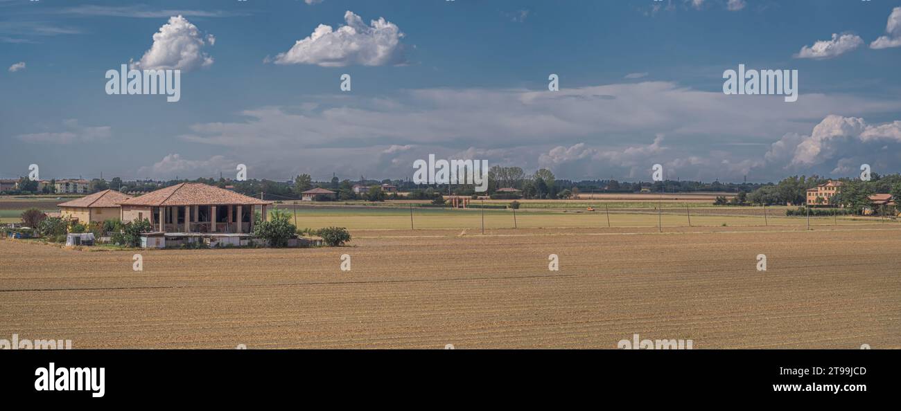 Plaine de Padan entre Bologne et Imola à la fin de l'été avec des fermes, des maisons et des champs agricoles. Province de Bologne, Emilie-Romagne, Italie Banque D'Images
