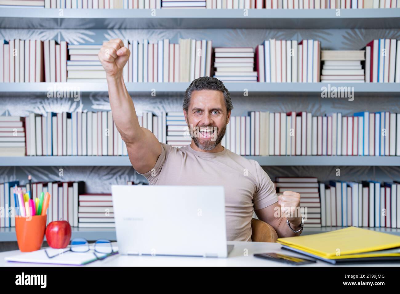 Professeur tuteur avec ordinateur portable dans la salle de classe de l'école. Connaissance, éducation. Homme avec leçon d'enseignement de livre en classe. Examen universitaire. Étudier enseigner à l'université Banque D'Images