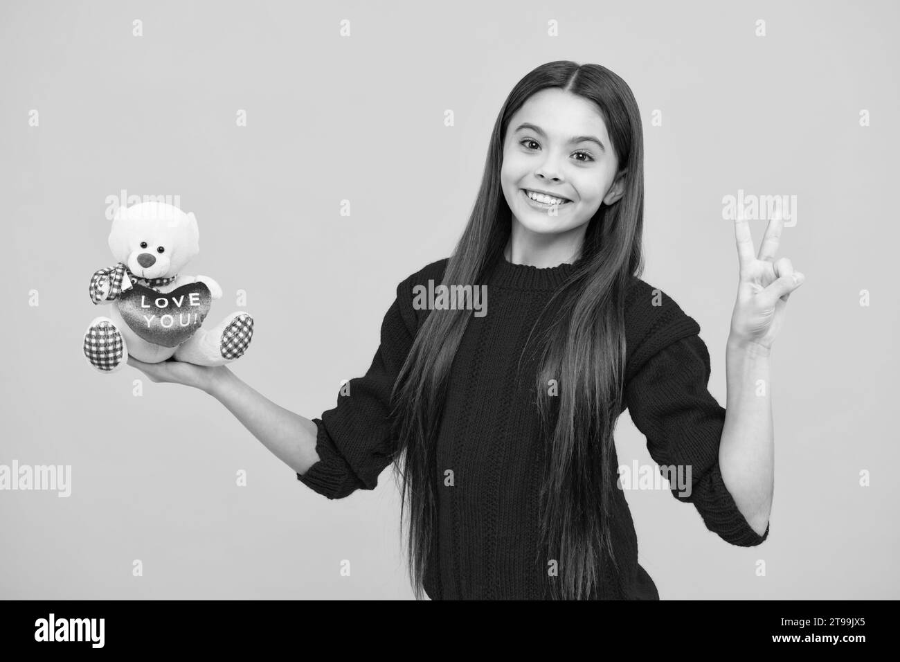 Joyeux adolescent tenir le jouet. Bonne enfance. Enfant jouant jouet. Adolescent avec jouet ours en peluche avec coeur d'amour pour la Saint Valentin. Concept de garde d'enfants. Banque D'Images