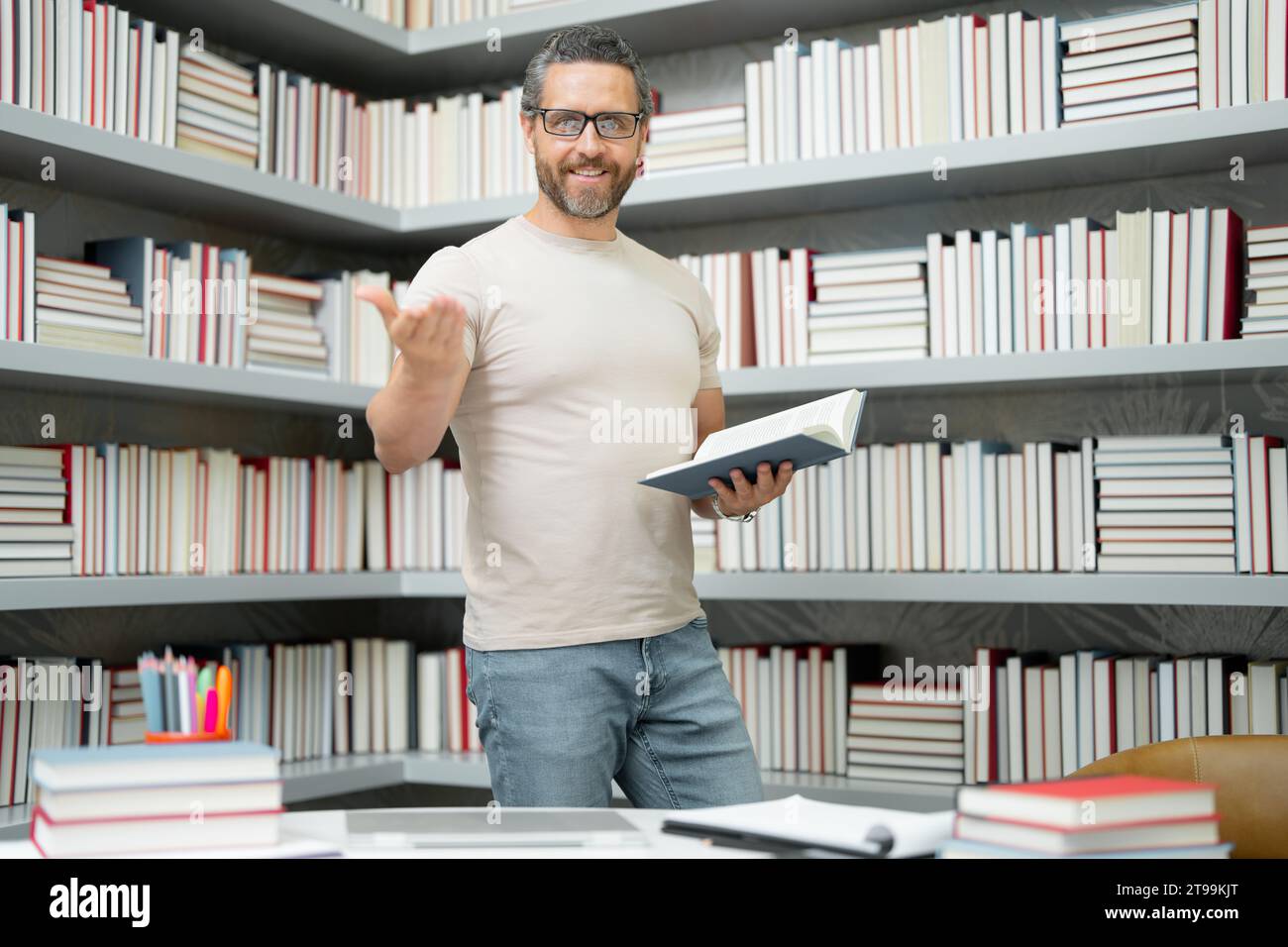 Enseignant en classe. Connaissance et éducation avec un beau professeur. Professeur avec livre en classe. Homme en cours. Enseignants de l'université Banque D'Images