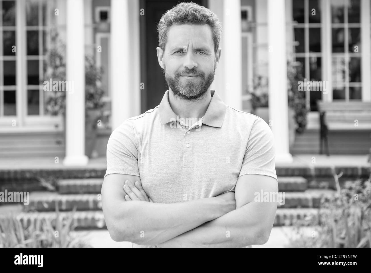 heureux barbu homme agent immobilier vente ou location de maison, à vendre Banque D'Images