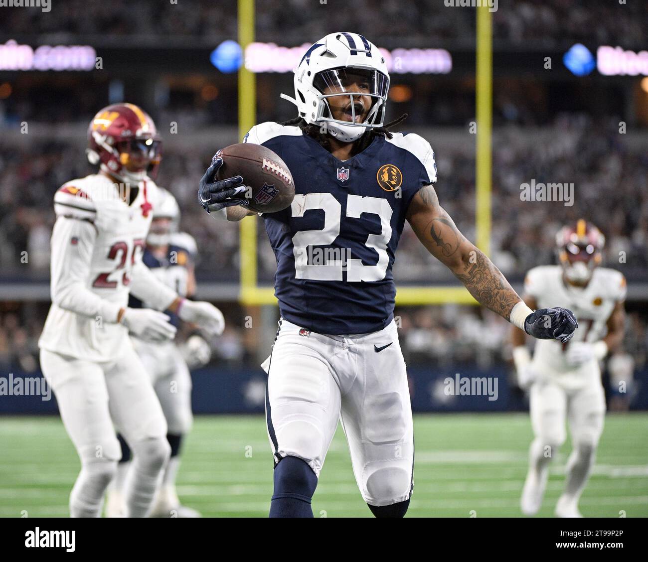 Cowboys Rico Dowdle marque sur une capture de 15 yards contre les Commanders de Washington au AT&T Stadium d'Arlington, Texas, le jeudi 23 novembre 2023. Photo de Ian Halperin/UPI Banque D'Images