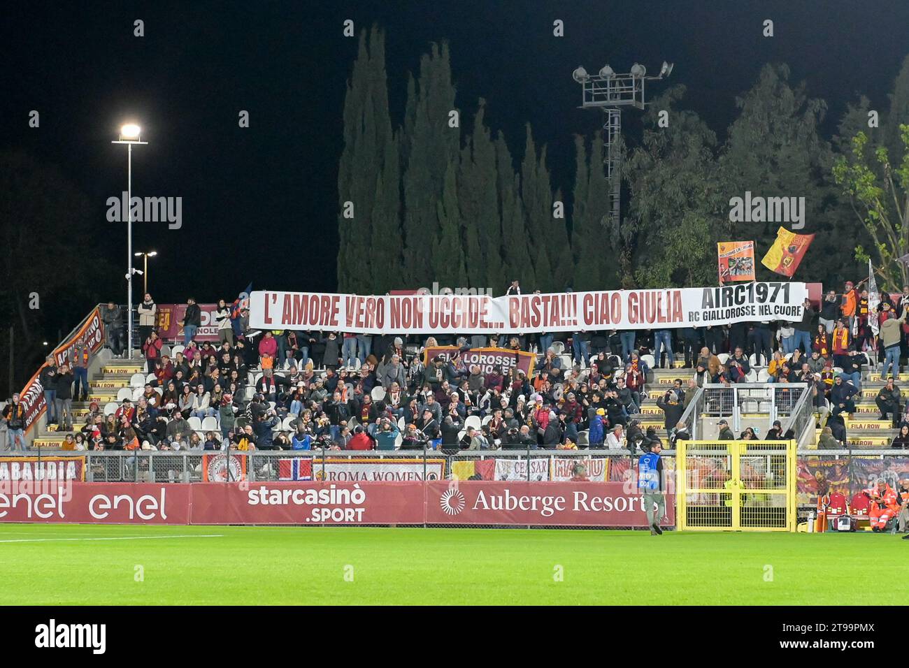 Rome, Italie, 23 novembre, 2023 les supporters roms arborent une bannière contre la violence à l’égard des femmes lors du match de football Roma vs Ajax UEFA Champions League crédit:Roberto Ramaccia/Alamy Live News Banque D'Images