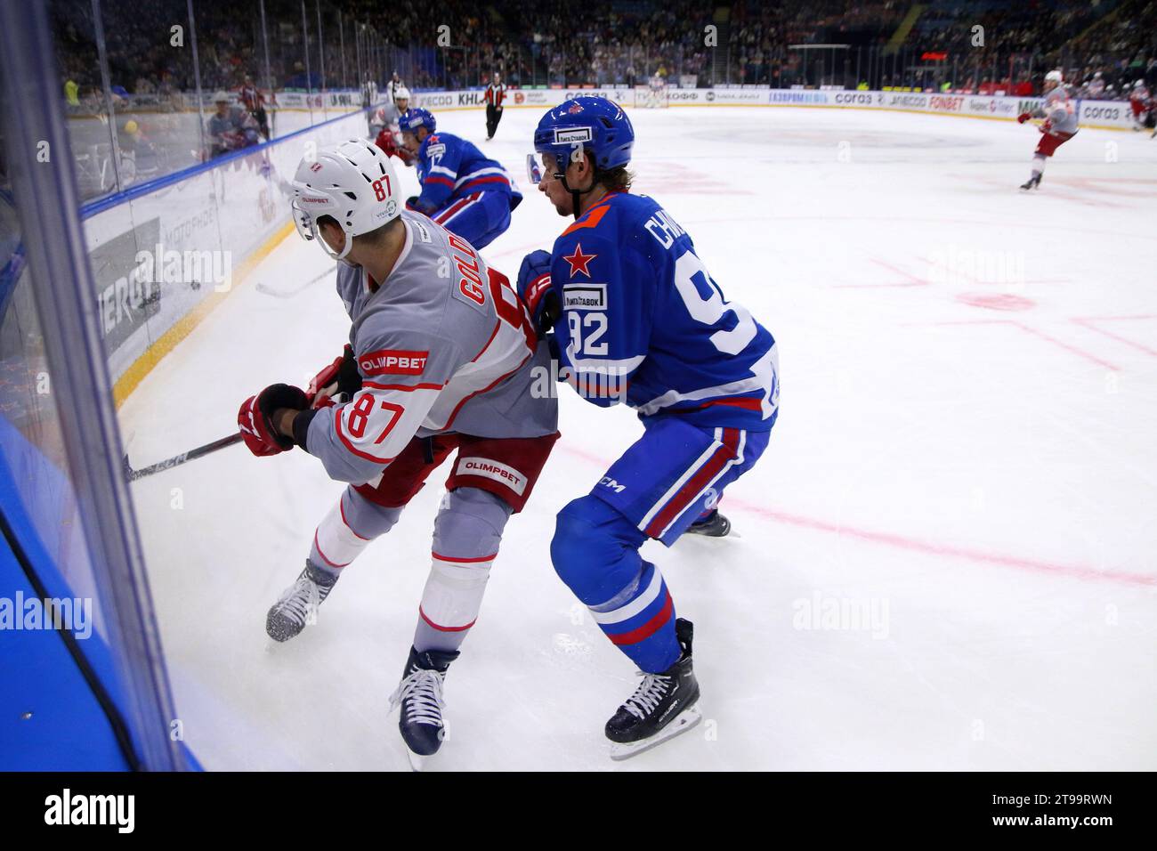 Saint-Pétersbourg, Russie. 23 novembre 2023. Andrei Chivilyov (92), joueur du Spartak Hockey Club, et Nikolay Goldobin (87), joueur du Spartak Hockey Club, vu en action pendant la Ligue de hockey Kontinental, saison régulière KHL 2023 - 2024 entre SKA Saint-Pétersbourg et Spartak Moscou au Palais des sports de glace. (Score final ; SKA Saint-Pétersbourg 3:2 Spartak Moscou) (photo Maksim Konstantinov/SOPA Images/Sipa USA) crédit : SIPA US/Alamy Live News Banque D'Images