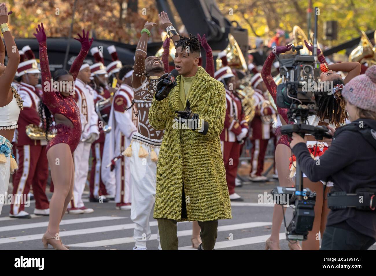New York, New York, États-Unis. 23 novembre 2023. (NOUVEAU) Macy's Annual Thanksgiving Day Parade a lieu à New York. 23 novembre 2023, New York, New York, États-Unis : Jon Batiste joue avant le défilé annuel Macy's Thanksgiving Day Parade le 23 novembre 2023 à New York. (Crédit : M10S/TheNews2) (photo : M10S/Thenews2/Zumapress) (crédit image : © Ron Adar/TheNEWS2 via ZUMA Press Wire) À USAGE ÉDITORIAL SEULEMENT! Non destiné à UN USAGE commercial ! Banque D'Images