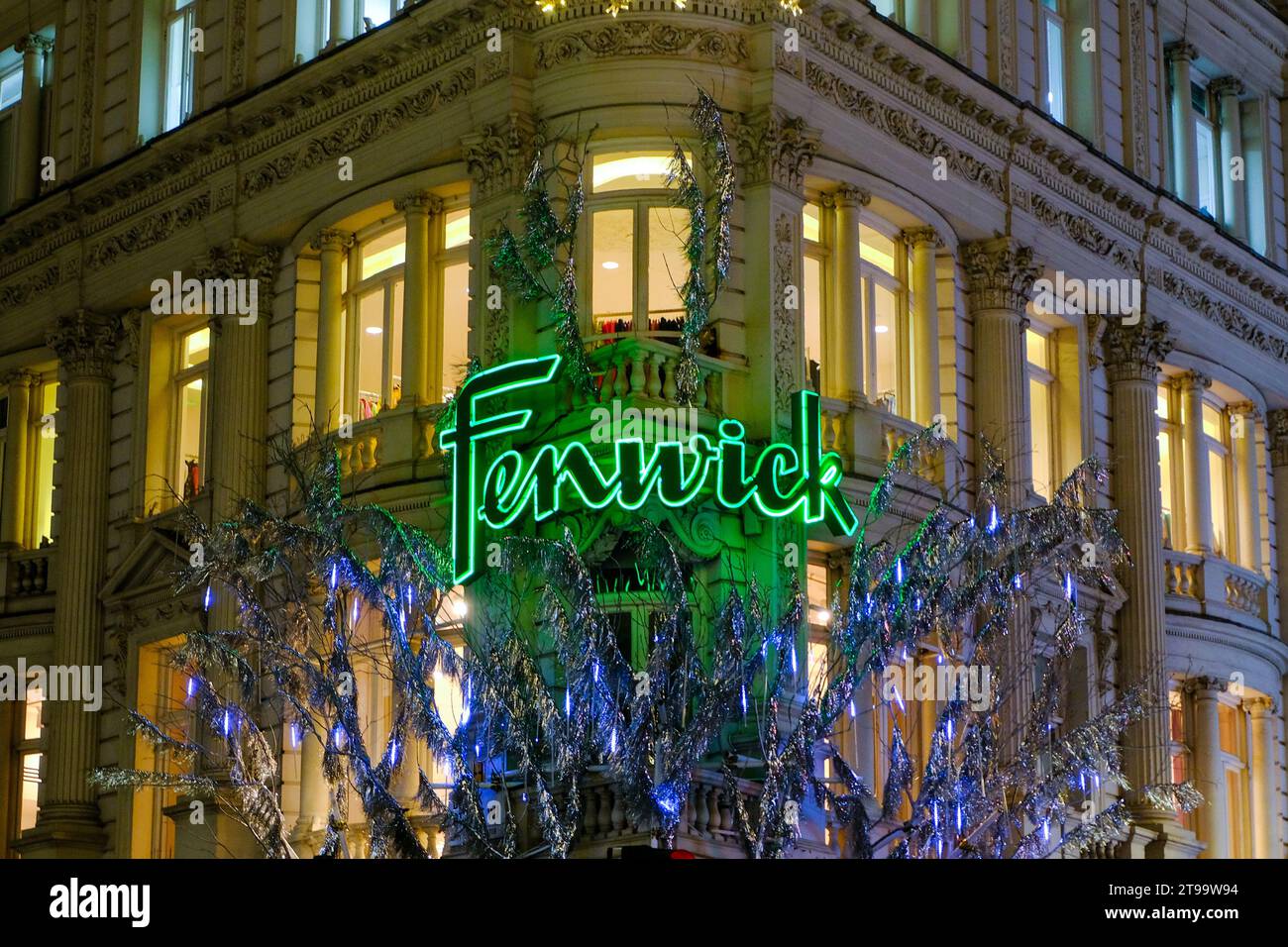 Londres, Royaume-Uni. 23 novembre 2023. Les visiteurs et les acheteurs admirent les boutiques de Noël de New Bond Street et Old Bond Street, qui présentent également des lumières festives inspirées des joyaux de la Couronne. Crédit : Photographie de onzième heure / Alamy Live News Banque D'Images