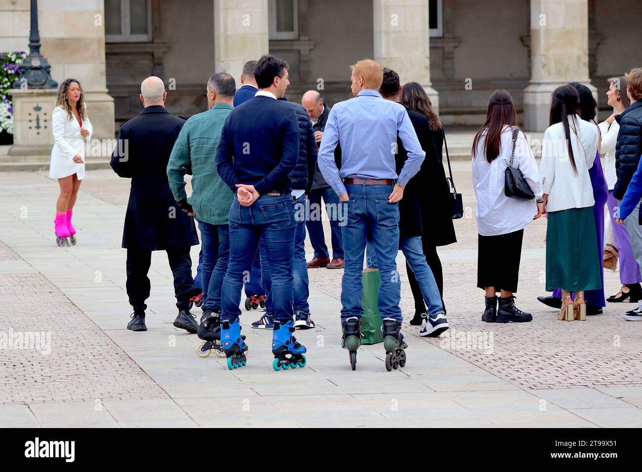 Mariée espagnole regarde alors que les invités attendent un photographe pour organiser une photo de groupe devant Concello da Coruña, place Maria Pita, la Corogne. Banque D'Images