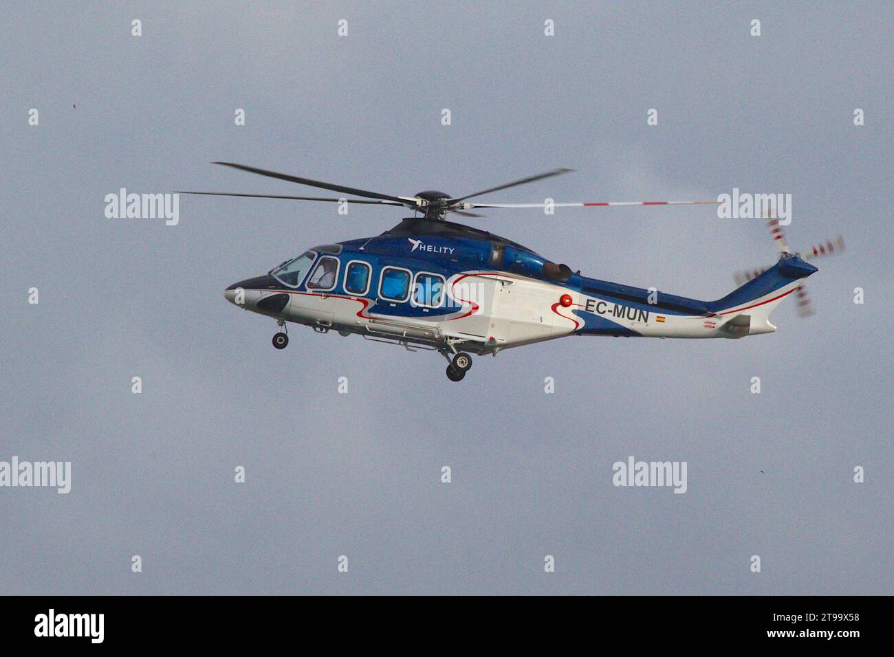 L'Agusta-Westland AW-139 immatriculée EC-MUN et exploitée par Helity Copter Airlines décolle de l'héliport de Ceuta pour retourner sur le continent espagnol. Banque D'Images