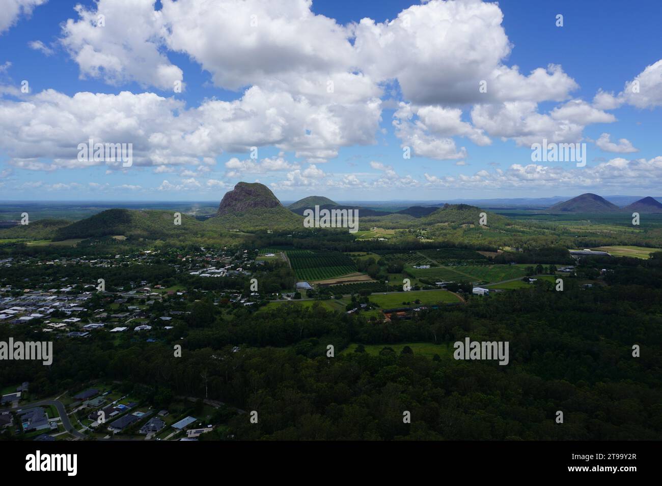 Vue panoramique sur le Mont Tibberoowuccum et le Mont Tibrogargan depuis le sommet du Mont Ngungun dans Glass House Mountains, Queensland Australie Banque D'Images