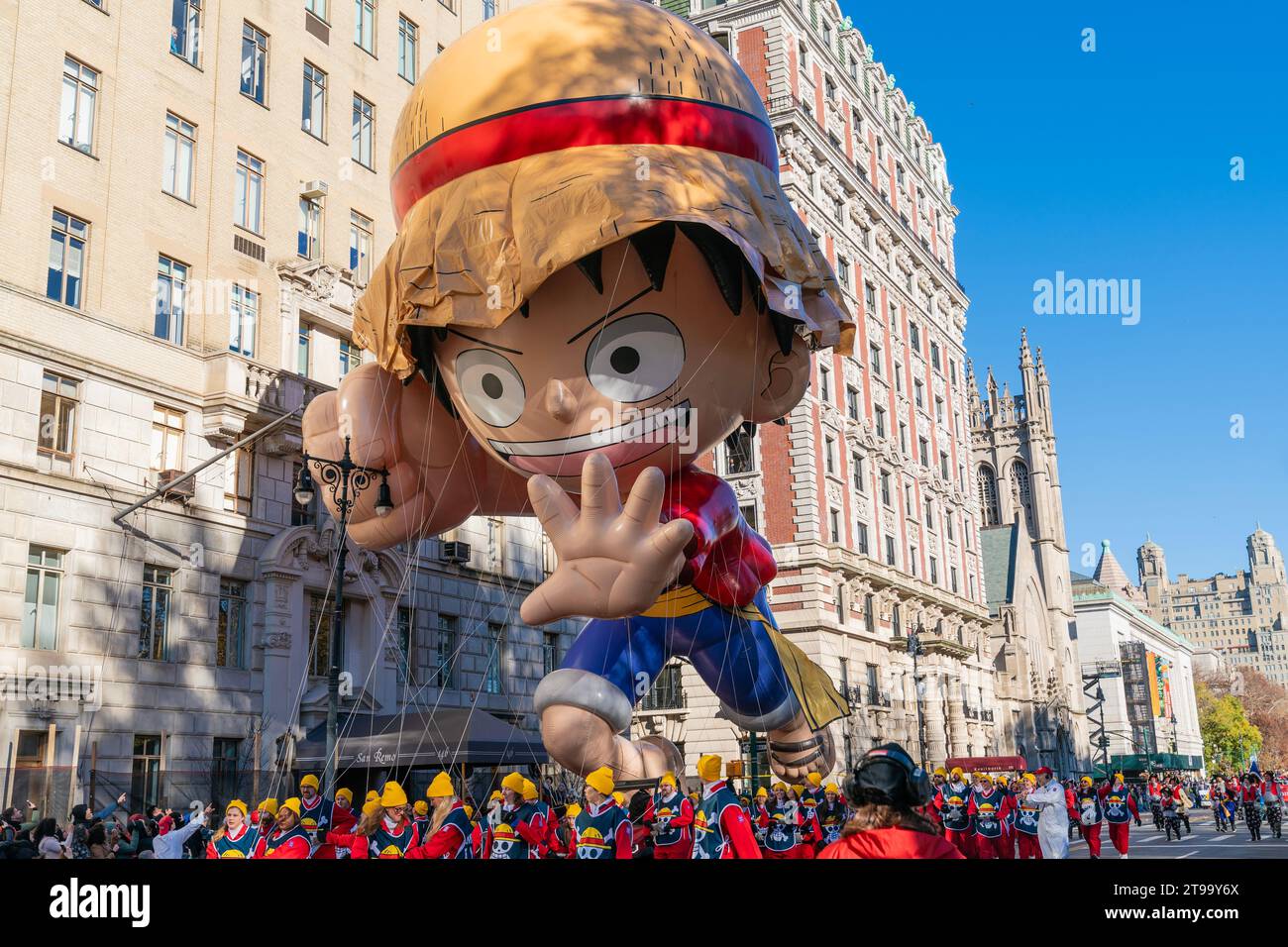 Une rafale de vent a poussé Monkey D Luffy connu sous le nom de « Straw Hat » Luffy ballon dans un poteau de lampadaire lors de la 97e parade annuelle du jour de Thanksgiving de Macy 2023 dans Midtown Manhattan de New York le 23 novembre 2023 Banque D'Images