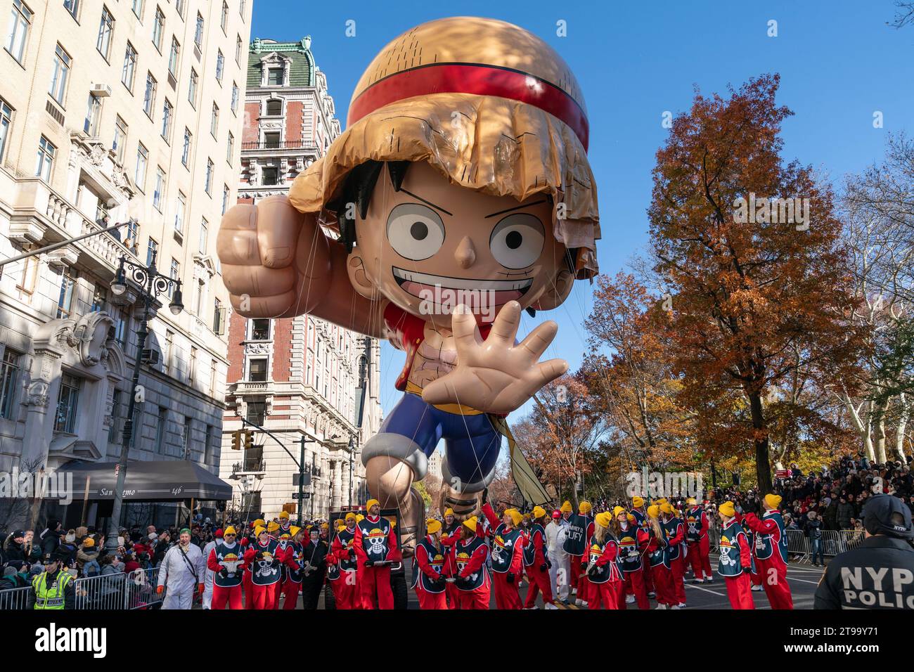 Monkey D Luffy connu sous le nom de 'Straw Hat' Luffy ballon a volé lors de la 97e parade annuelle de Macy's Thanksgiving Day Parade 2023 dans Midtown Manhattan de New York le 23 novembre 2023 Banque D'Images