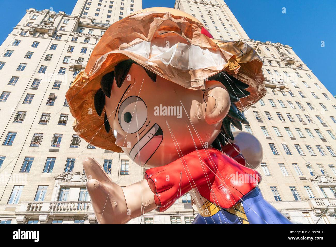 New York, États-Unis. 23 novembre 2023. Monkey D Luffy connu sous le nom de 'Straw Hat' Luffy ballon a volé lors de la 97e parade annuelle de Macy's Thanksgiving Day Parade 2023 dans Midtown Manhattan de New York le 23 novembre 2023. (Photo de Lev Radin/Sipa USA) crédit : SIPA USA/Alamy Live News Banque D'Images