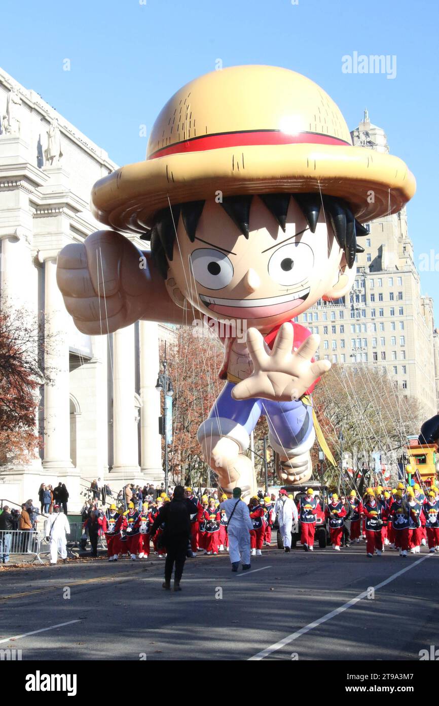 NEW YORK, NY - 23 NOVEMBRE : Monkey D. Luffy au défilé du jour de Thanksgiving de Macy 2023 le 23 novembre 2023 à New York. Copyright : xRWx crédit : Imago/Alamy Live News Banque D'Images