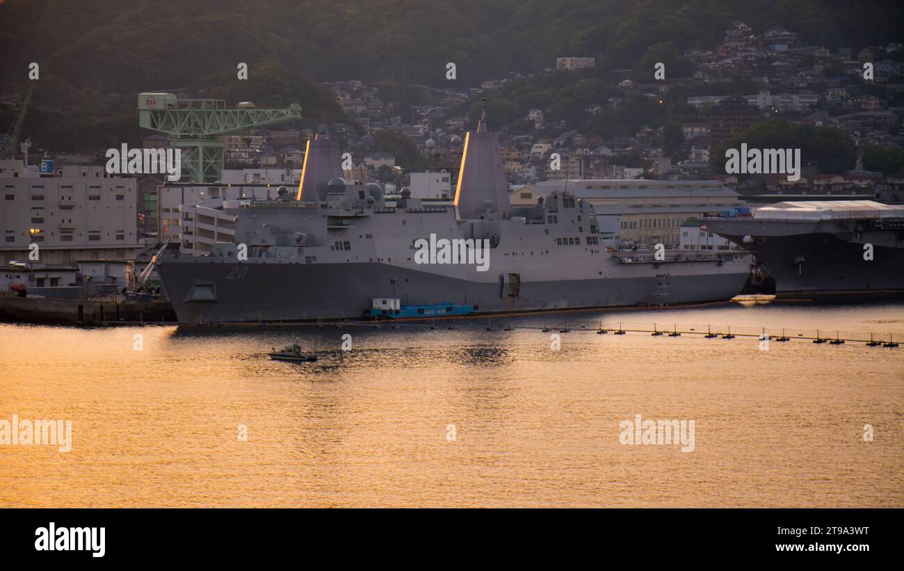 Okinawa, Japon - 12 mai 2016 : vue de l'USS Green Bay, un navire de transport amphibie amarré au port d'Okinawa. Banque D'Images