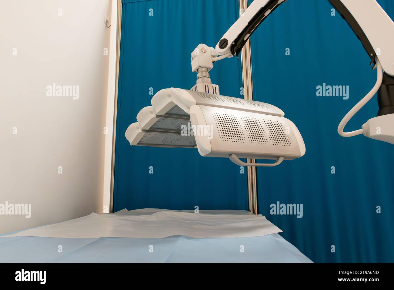 dispositif de thérapie laser rouge et bleu dans un hôpital à composition horizontale Banque D'Images