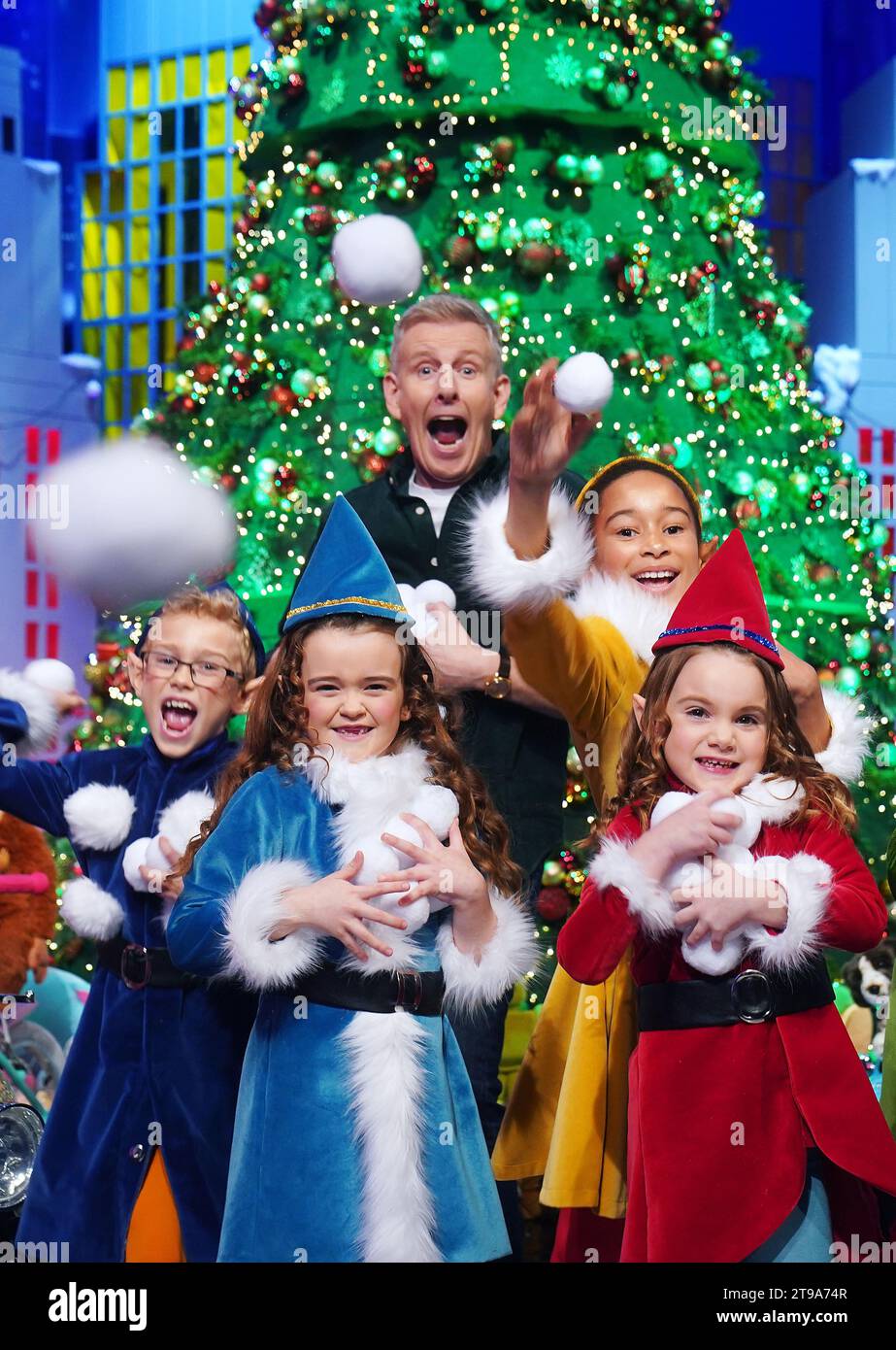 Animateur du Late Show Patrick Kielty avec (de gauche à droite) Danny Sheehan (8), de Wexford, Poppy Madden (6), de Carlow, Layla Ibegu (10), de Carlow, et Darcy Ramsbottom (6), de Carlow, lors du dévoilement du thème et du décor du Late Late Toy Show, aux studios RTE à Dublin. Date de la photo : mercredi 22 novembre 2023. Banque D'Images