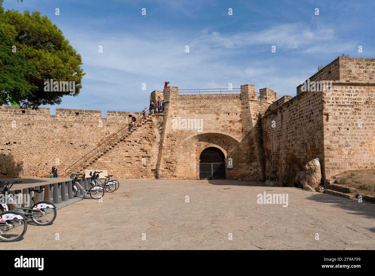 Famagusta (Gazimagusa en turc), Chypre du Nord - 26 octobre 2023 : les touristes visitent le Bastion de Porta del Mar et la porte de la mer Banque D'Images
