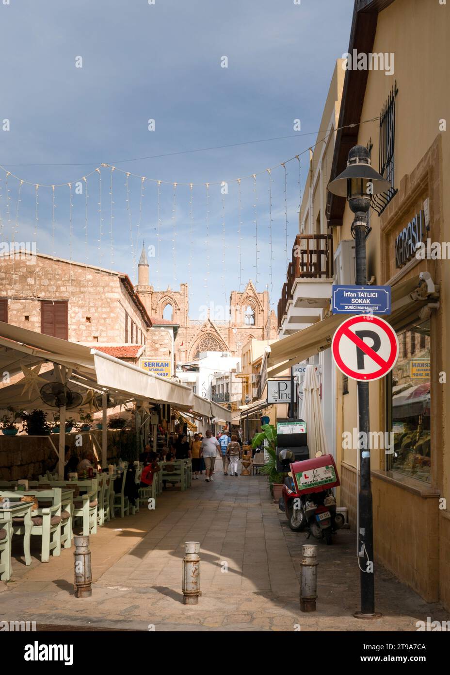 Famagouste (Gazimagusa en turc), Chypre du Nord - 26 octobre 2023 : rue Irfan Tatlici et Mosquée Lala Mustafa Pacha est un ancien temple catholique dont la ville est un ancien Banque D'Images