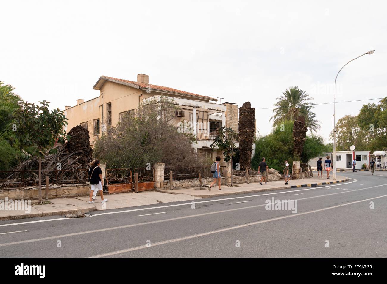 Famagouste (Kapali Maras), Chypre du Nord - 26 octobre 2023 : bâtiments et touristes dans la ville abandonnée Varosha. Banque D'Images