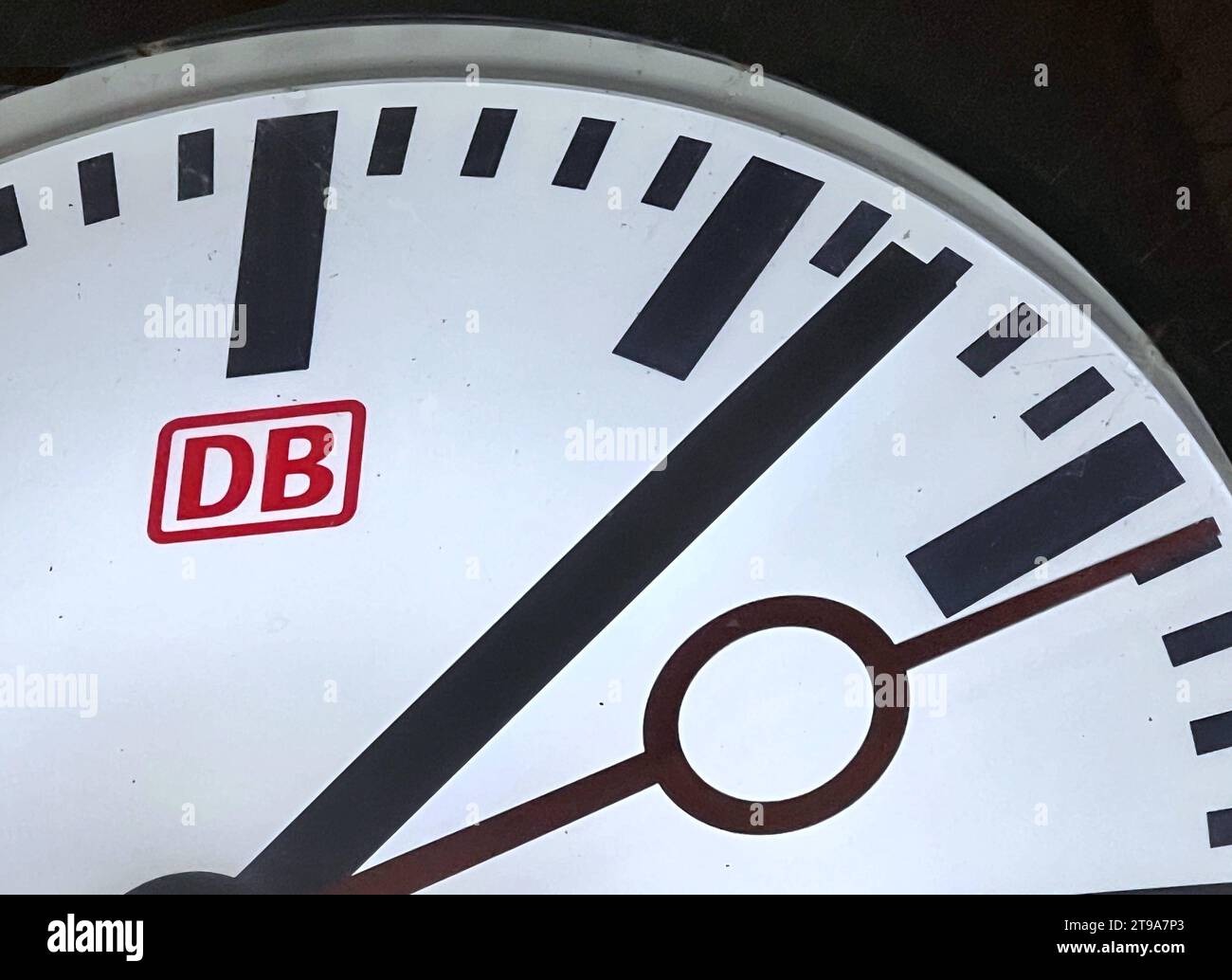 Bahnhofsuhr DB Deutsche Bahn Uhrzeit Uhrzeiger *** horloge de la gare DB Deutsche Bahn horloge heure main Copyright : xmix1x crédit : Imago/Alamy Live News Banque D'Images