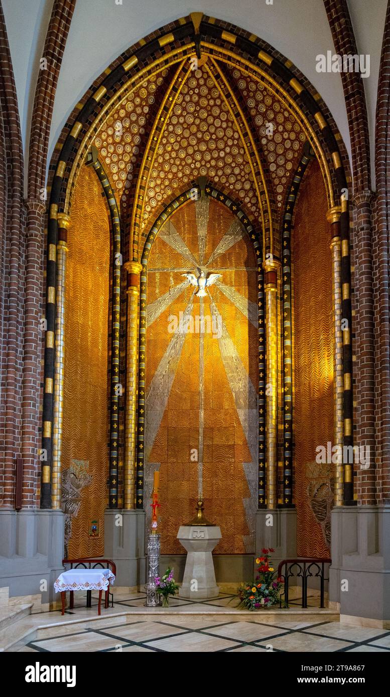 Varsovie, Pologne - 6 juin 2021 : chapelle du transept du Martyr Saint Florian et église cathédrale Michel Archange rue Florianska dans le quartier de Praga Banque D'Images