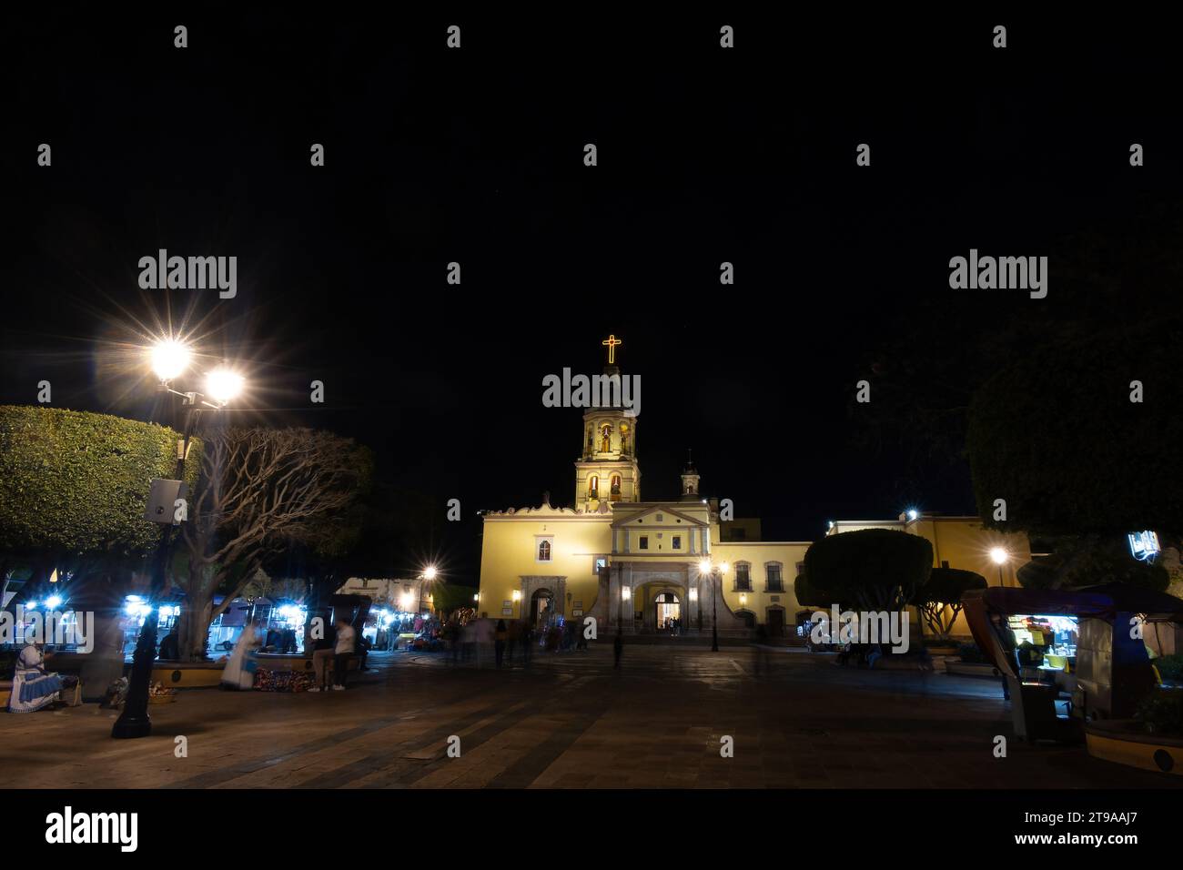 L'église historique est éclairée sous les lumières de la ville, capturant l'atmosphère enchanteresse et la beauté architecturale de Querétaro Banque D'Images