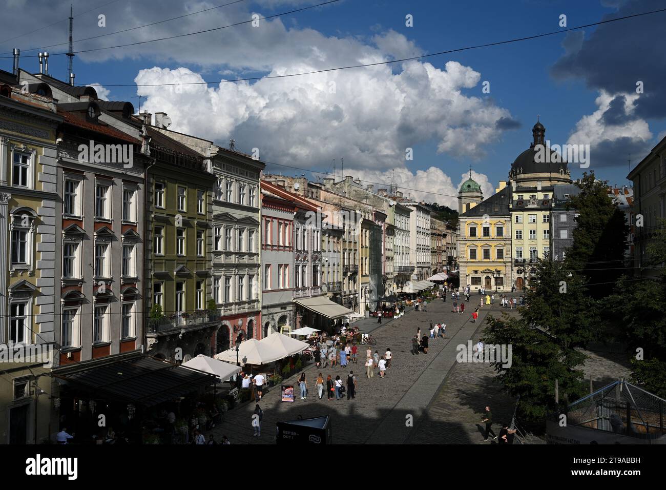 Lviv, Ukraine - 17 septembre 2023 : les gens marchent sur la place Rynok dans la ville de Lviv, Ukraine. Banque D'Images