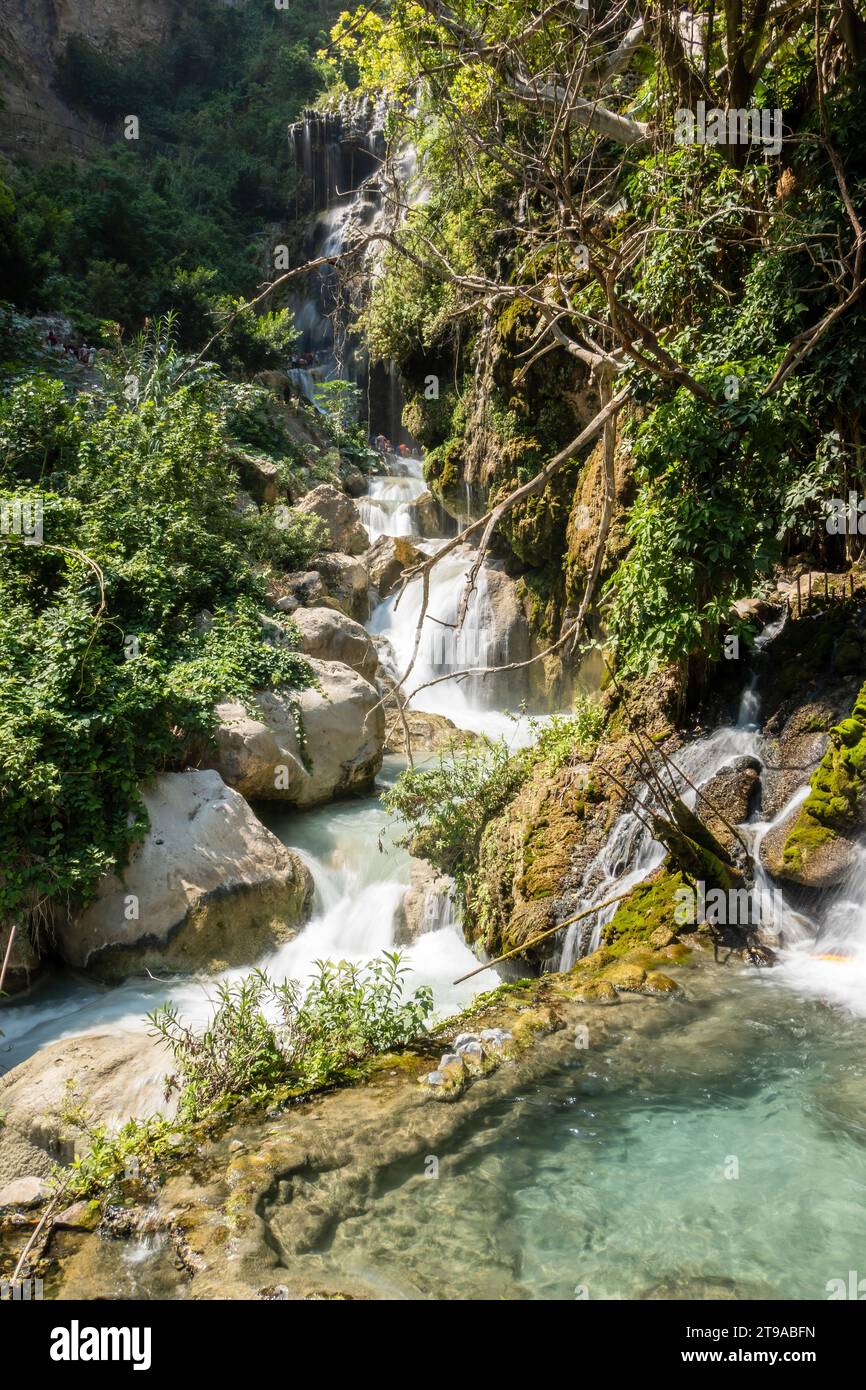 Explorez divers paysages - des rivières de montagne aux forêts luxuriantes. Voyage à travers les ressources en eau et la beauté naturelle à Hidalgo enchanteur Tolantongo Banque D'Images