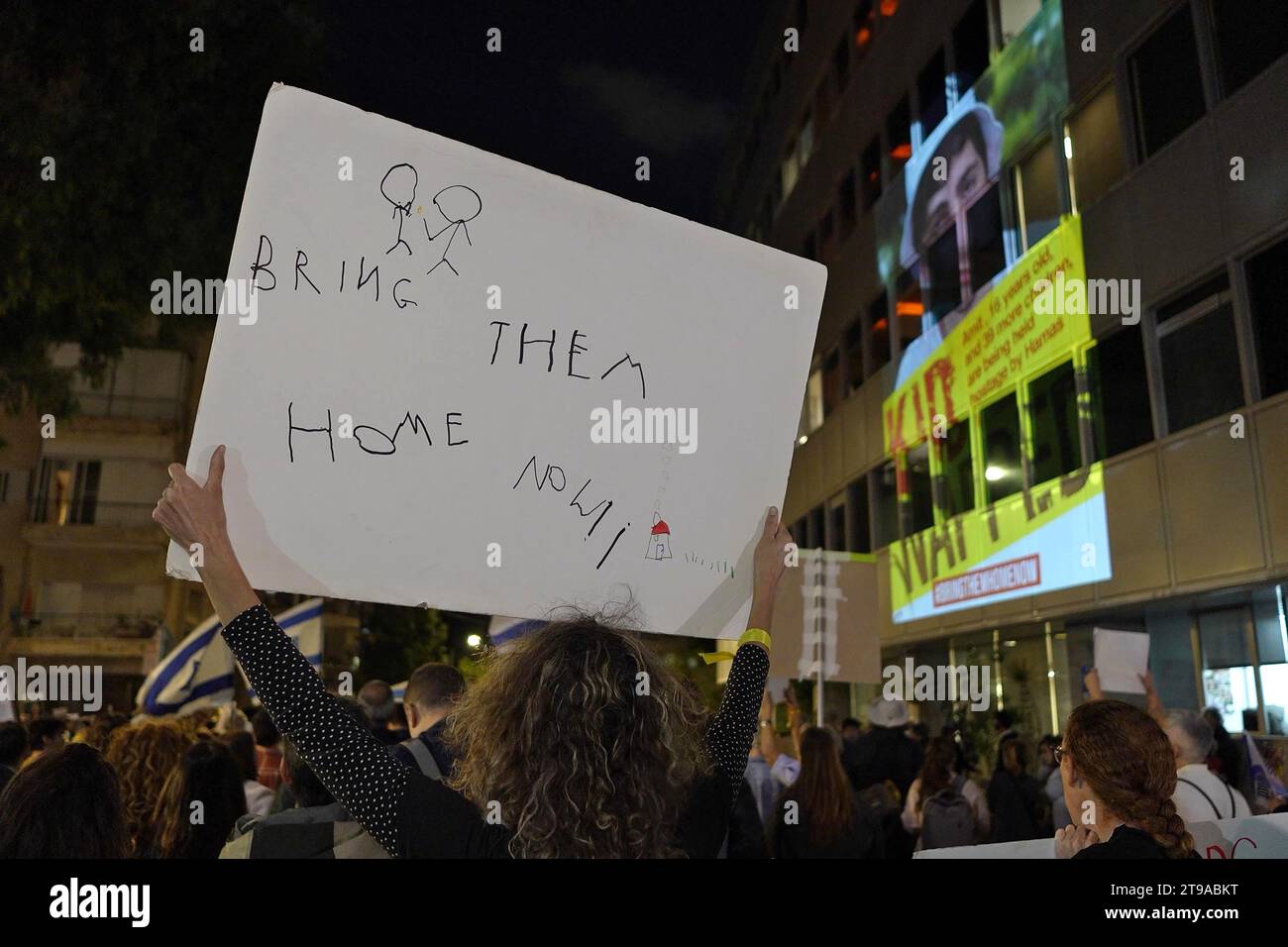 Des personnes brandissent des pancartes lors d’une manifestation devant les bureaux de l’UNICEF pour protester contre le silence des enfants israéliens retenus en otage à Gaza lors de la Journée mondiale des enfants, le 20 novembre 2023 à tel Aviv, en Israël. Banque D'Images Des personnes brandissent des pancartes lors d’une manifestation devant les bureaux de l’UNICEF pour protester contre le silence des enfants israéliens retenus en otage à Gaza lors de la Journée mondiale des enfants, le 20 novembre 2023 à tel Aviv, en Israël. Banque D'Images