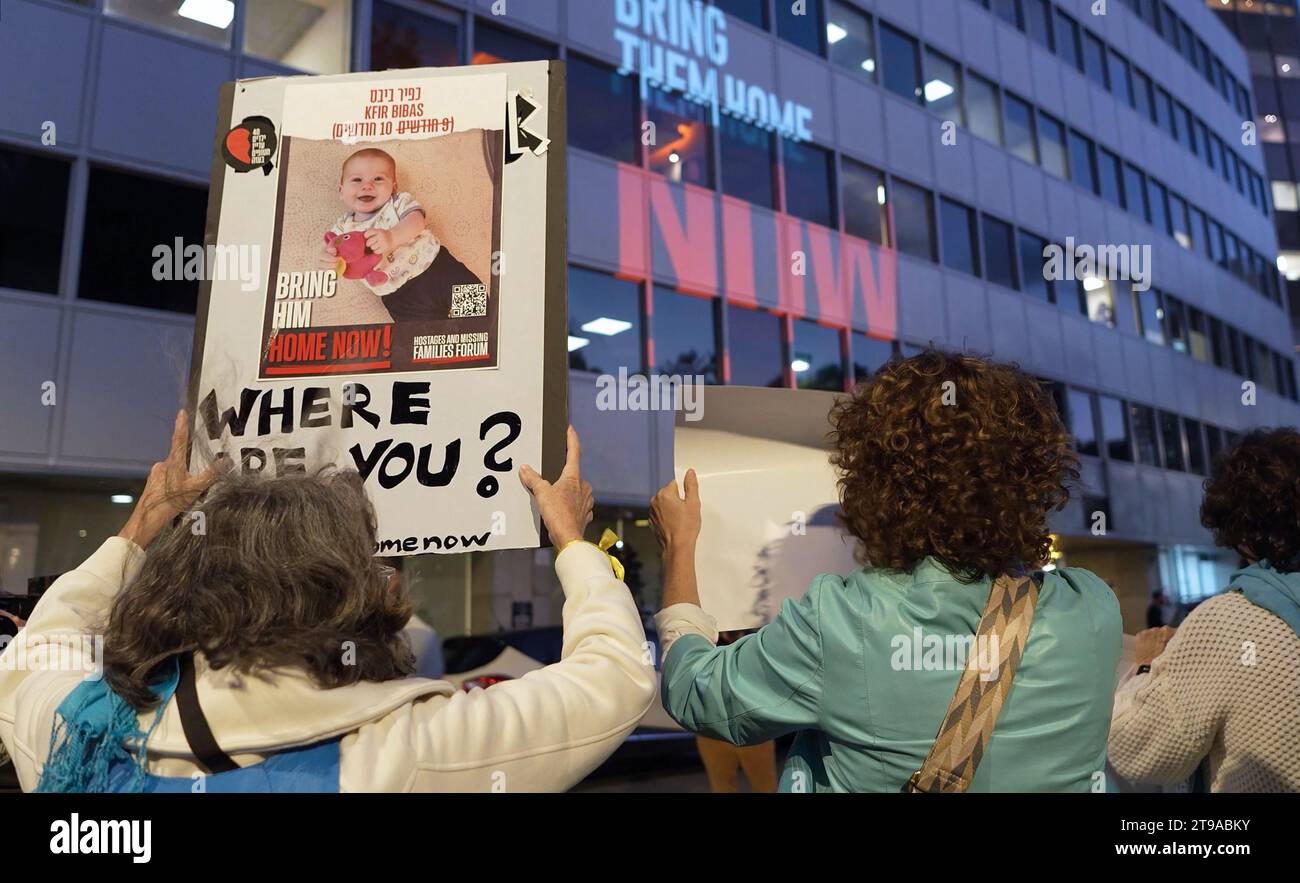 Des personnes brandissent des pancartes lors d’une manifestation devant les bureaux de l’UNICEF pour protester contre le silence des enfants israéliens retenus en otage à Gaza lors de la Journée mondiale des enfants, le 20 novembre 2023 à tel Aviv, en Israël. Banque D'Images Des personnes brandissent des pancartes lors d’une manifestation devant les bureaux de l’UNICEF pour protester contre le silence des enfants israéliens retenus en otage à Gaza lors de la Journée mondiale des enfants, le 20 novembre 2023 à tel Aviv, en Israël. Banque D'Images