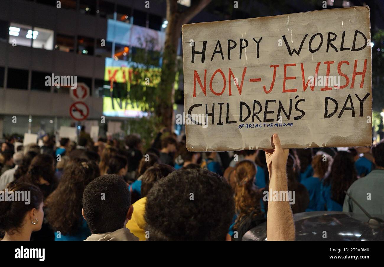 Des personnes brandissent des pancartes lors d’une manifestation devant les bureaux de l’UNICEF pour protester contre le silence des enfants israéliens retenus en otage à Gaza lors de la Journée mondiale des enfants, le 20 novembre 2023 à tel Aviv, en Israël. Banque D'Images Des personnes brandissent des pancartes lors d’une manifestation devant les bureaux de l’UNICEF pour protester contre le silence des enfants israéliens retenus en otage à Gaza lors de la Journée mondiale des enfants, le 20 novembre 2023 à tel Aviv, en Israël. Banque D'Images