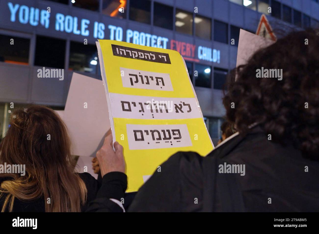 Des personnes brandissent des pancartes lors d’une manifestation devant les bureaux de l’UNICEF pour protester contre le silence des enfants israéliens retenus en otage à Gaza lors de la Journée mondiale des enfants, le 20 novembre 2023 à tel Aviv, en Israël. Banque D'Images Des personnes brandissent des pancartes lors d’une manifestation devant les bureaux de l’UNICEF pour protester contre le silence des enfants israéliens retenus en otage à Gaza lors de la Journée mondiale des enfants, le 20 novembre 2023 à tel Aviv, en Israël. Banque D'Images