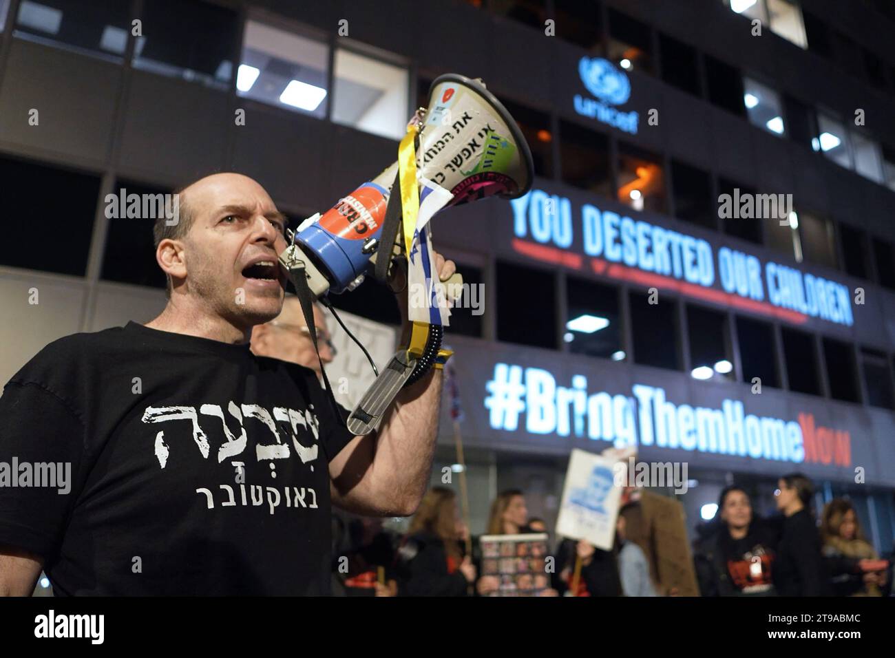 Des gens prennent part à une manifestation devant les bureaux de l’UNICEF pour protester contre le silence des enfants israéliens retenus en otage à Gaza lors de la Journée mondiale des enfants, le 20 novembre 2023 à tel Aviv, en Israël. Banque D'Images Des gens prennent part à une manifestation devant les bureaux de l’UNICEF pour protester contre le silence des enfants israéliens retenus en otage à Gaza lors de la Journée mondiale des enfants, le 20 novembre 2023 à tel Aviv, en Israël. Banque D'Images