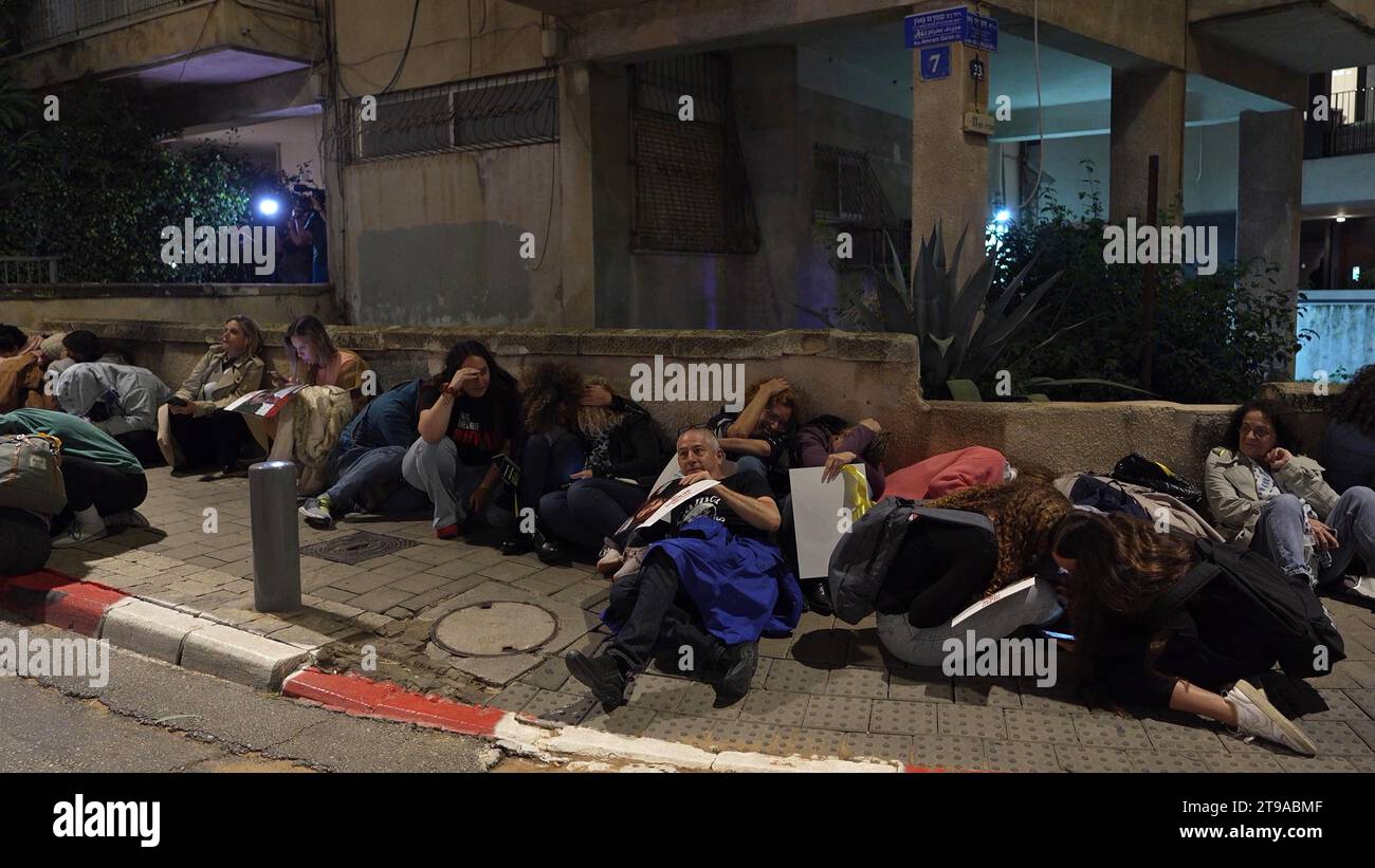 Les manifestants se dressent sur le terrain, cherchant à se couvrir alors qu’une sirène d’alerte rouge se déclenche alors que des roquettes sont tirées depuis Gaza lors d’une manifestation devant les bureaux de l’UNICEF pour protester contre le silence des enfants israéliens retenus en otage à Gaza lors de la Journée mondiale des enfants le 20 novembre 2023 à tel Aviv, Israël. Banque D'Images Les manifestants se dressent sur le terrain, cherchant à se couvrir alors qu’une sirène d’alerte rouge se déclenche alors que des roquettes sont tirées depuis Gaza lors d’une manifestation devant les bureaux de l’UNICEF pour protester contre le silence des enfants israéliens retenus en otage à Gaza lors de la Journée mondiale des enfants le 20 novembre 2023 à tel Aviv, Israël. Banque D'Images