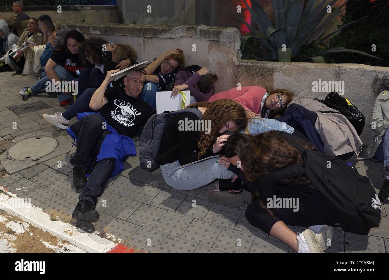 Les manifestants se dressent sur le terrain, cherchant à se couvrir alors qu’une sirène d’alerte rouge se déclenche alors que des roquettes sont tirées depuis Gaza lors d’une manifestation devant les bureaux de l’UNICEF pour protester contre le silence des enfants israéliens retenus en otage à Gaza lors de la Journée mondiale des enfants le 20 novembre 2023 à tel Aviv, Israël. Banque D'Images Les manifestants se dressent sur le terrain, cherchant à se couvrir alors qu’une sirène d’alerte rouge se déclenche alors que des roquettes sont tirées depuis Gaza lors d’une manifestation devant les bureaux de l’UNICEF pour protester contre le silence des enfants israéliens retenus en otage à Gaza lors de la Journée mondiale des enfants le 20 novembre 2023 à tel Aviv, Israël. Banque D'Images