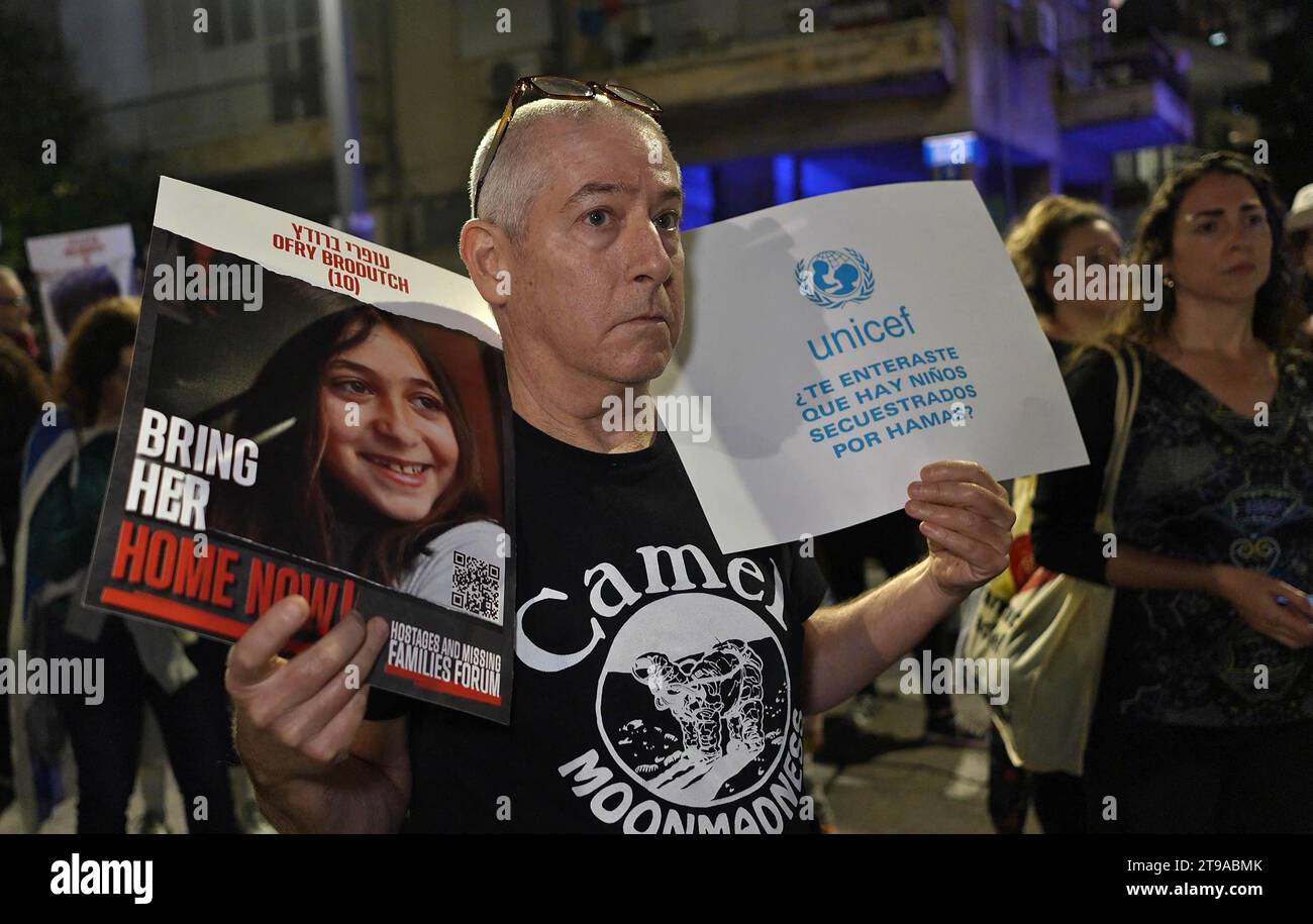Des personnes brandissent des pancartes lors d’une manifestation devant les bureaux de l’UNICEF pour protester contre le silence des enfants israéliens retenus en otage à Gaza lors de la Journée mondiale des enfants, le 20 novembre 2023 à tel Aviv, en Israël. Banque D'Images Des personnes brandissent des pancartes lors d’une manifestation devant les bureaux de l’UNICEF pour protester contre le silence des enfants israéliens retenus en otage à Gaza lors de la Journée mondiale des enfants, le 20 novembre 2023 à tel Aviv, en Israël. Banque D'Images