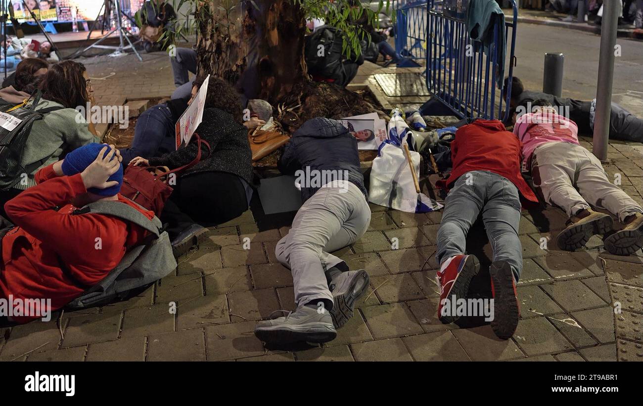 Les manifestants se dressent sur le terrain, cherchant à se couvrir alors qu’une sirène d’alerte rouge se déclenche alors que des roquettes sont tirées depuis Gaza lors d’une manifestation devant les bureaux de l’UNICEF pour protester contre le silence des enfants israéliens retenus en otage à Gaza lors de la Journée mondiale des enfants le 20 novembre 2023 à tel Aviv, Israël. Banque D'Images Les manifestants se dressent sur le terrain, cherchant à se couvrir alors qu’une sirène d’alerte rouge se déclenche alors que des roquettes sont tirées depuis Gaza lors d’une manifestation devant les bureaux de l’UNICEF pour protester contre le silence des enfants israéliens retenus en otage à Gaza lors de la Journée mondiale des enfants le 20 novembre 2023 à tel Aviv, Israël. Banque D'Images