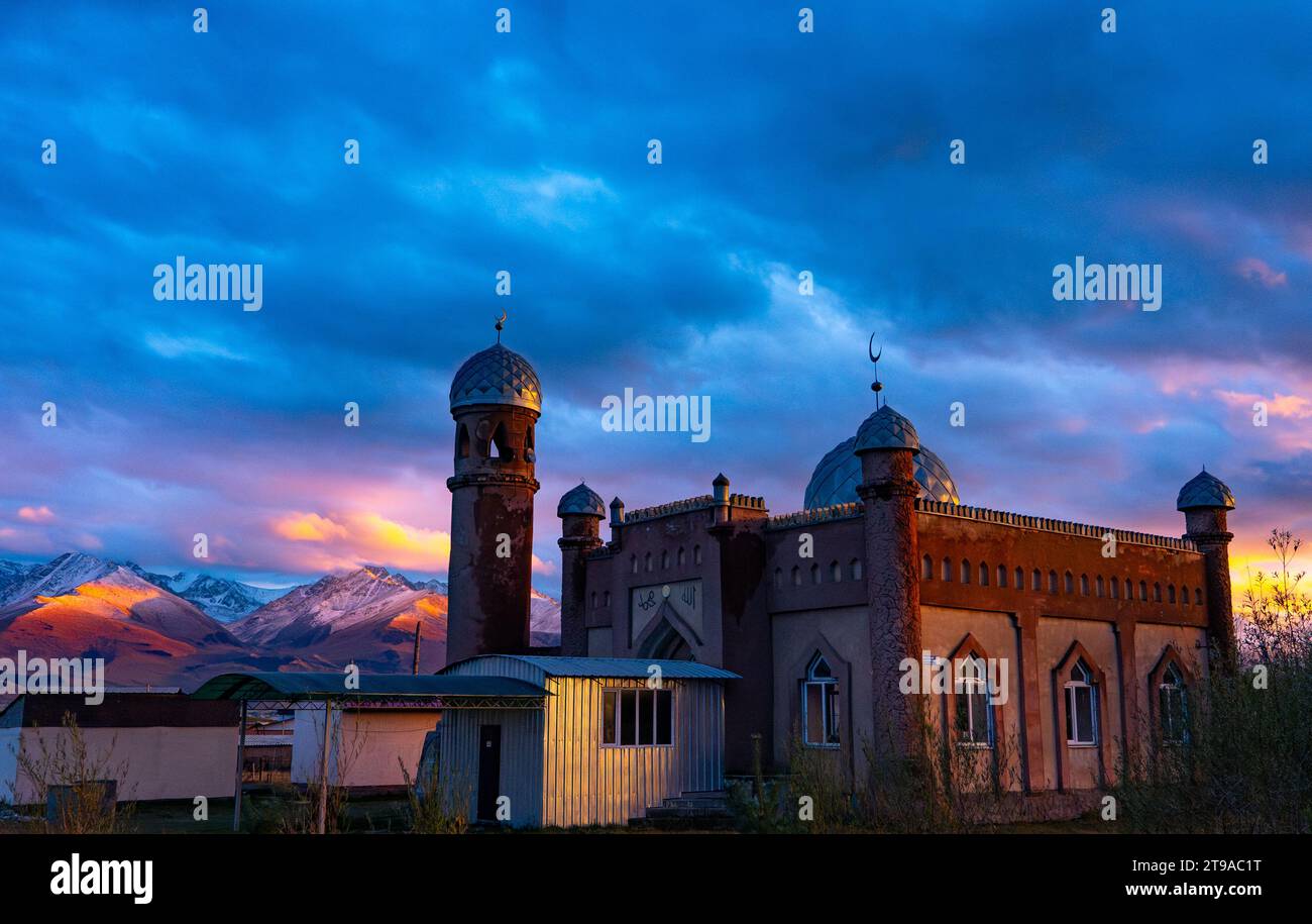 Une mosquée dans un village rural au Kirghizistan au coucher du soleil Banque D'Images