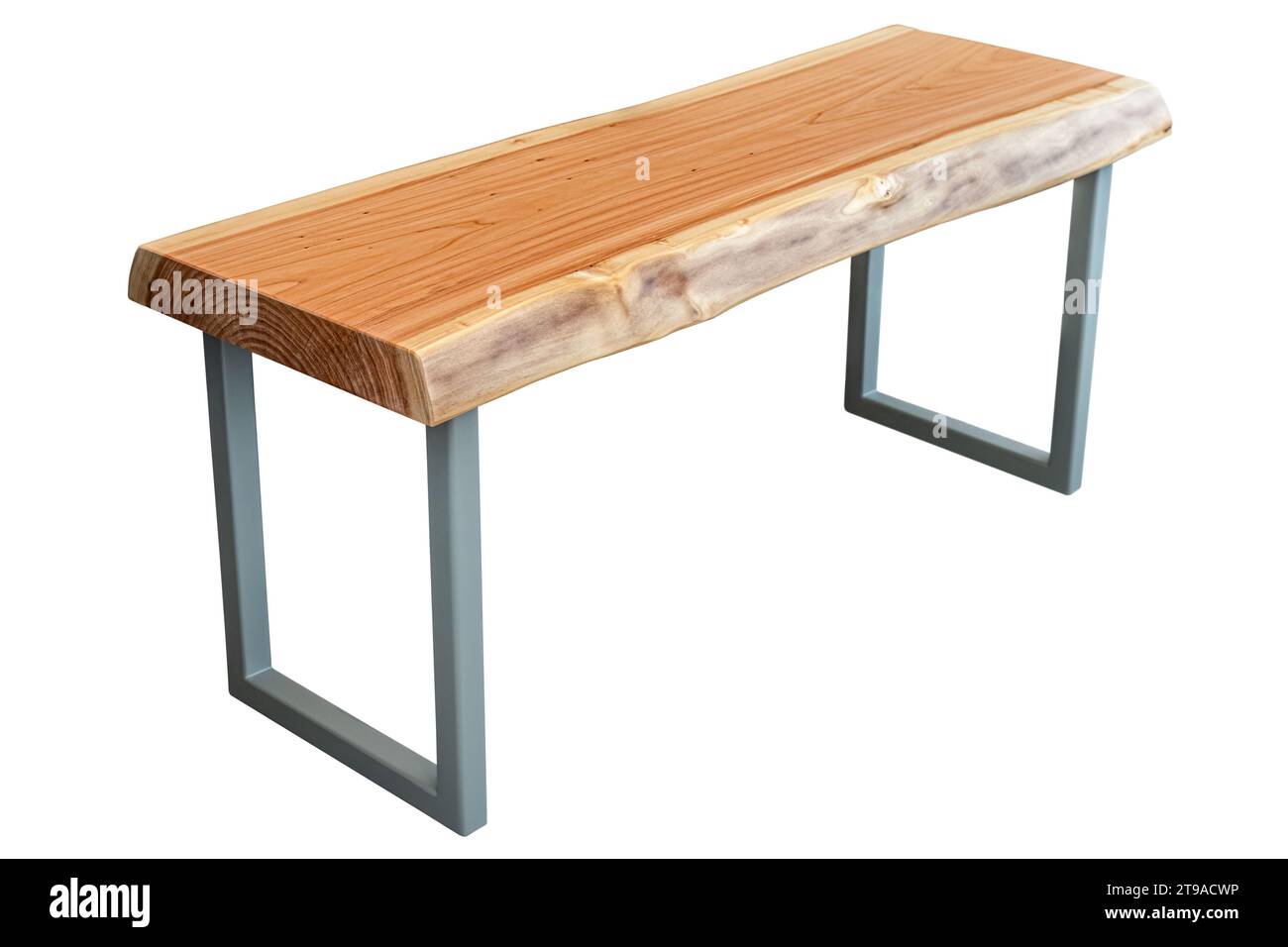 Banc avec dessus en bois live Edge et pieds en métal gris dans un design moderne simple isolé sur un fond blanc Banque D'Images